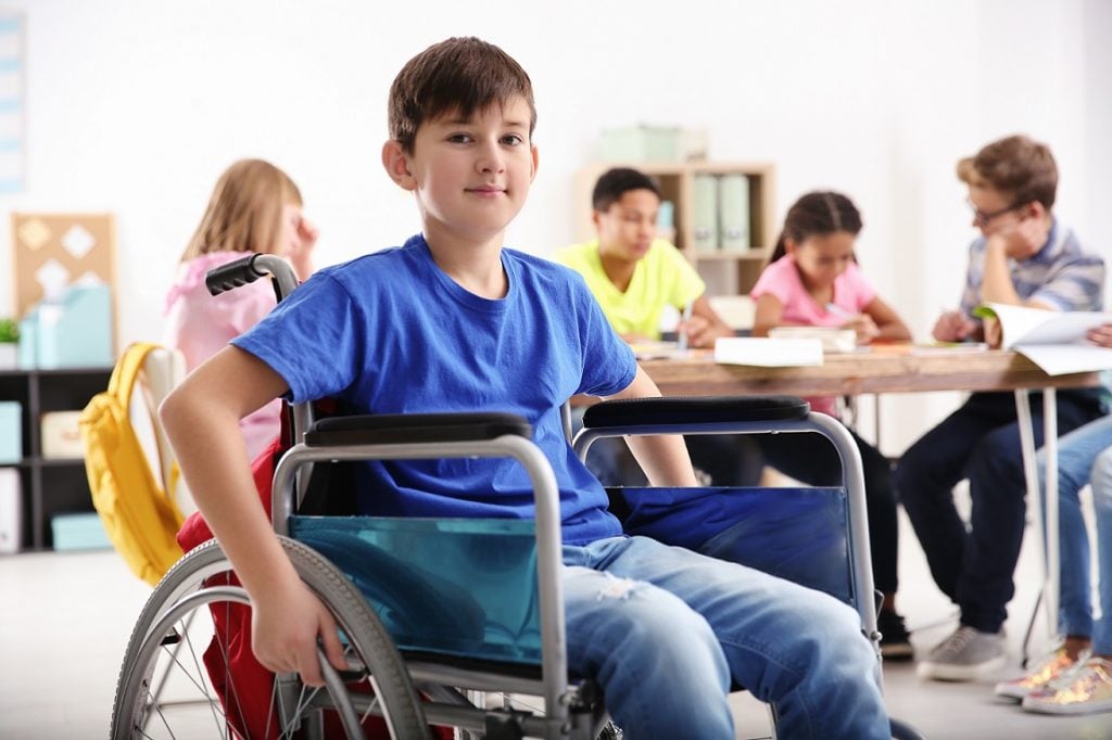 Chłopiec na wózku inwalidzkim w szkole
